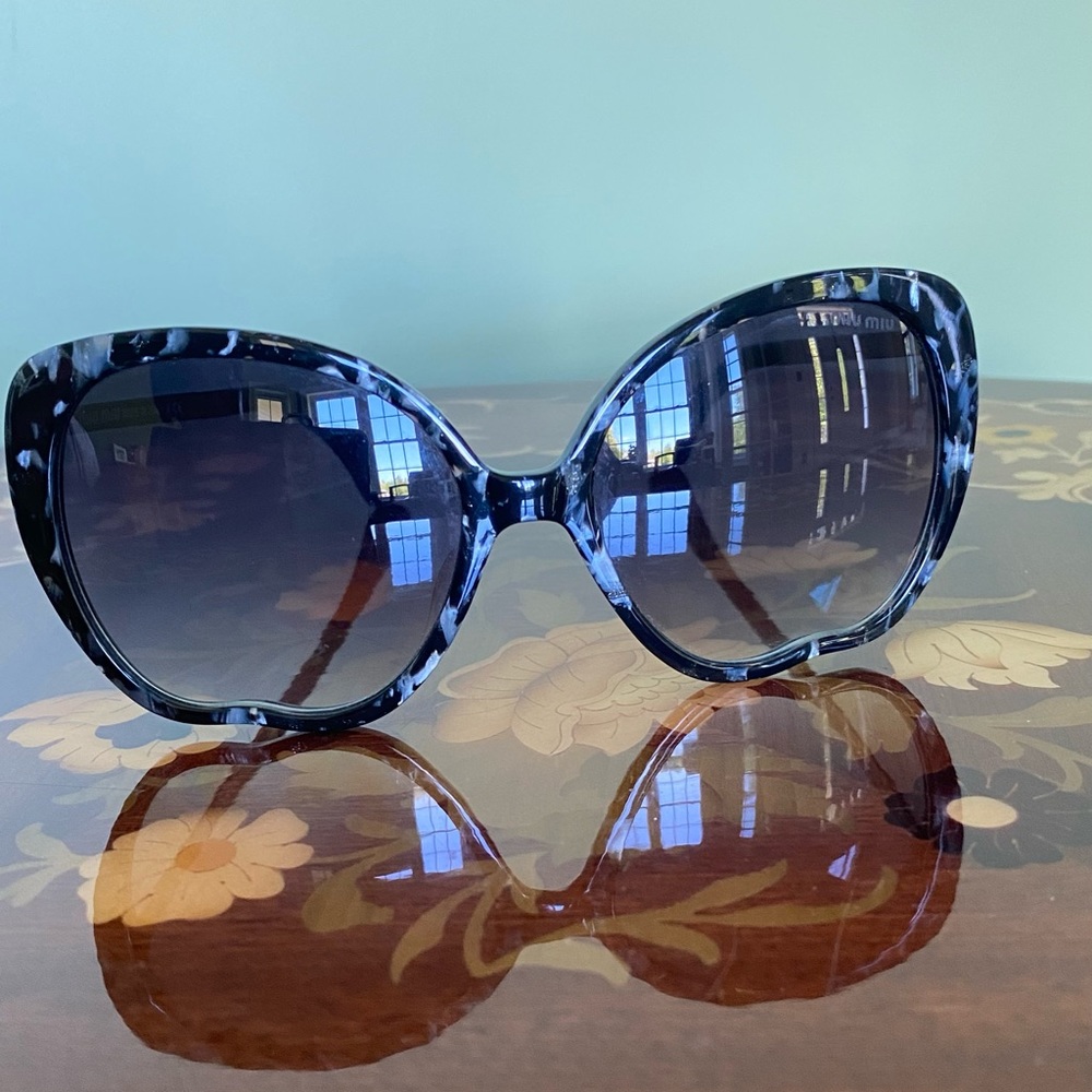 ☀️MIU MIU sunglass. SMU 12N 1AB-0A7 135 2N. Never wear.